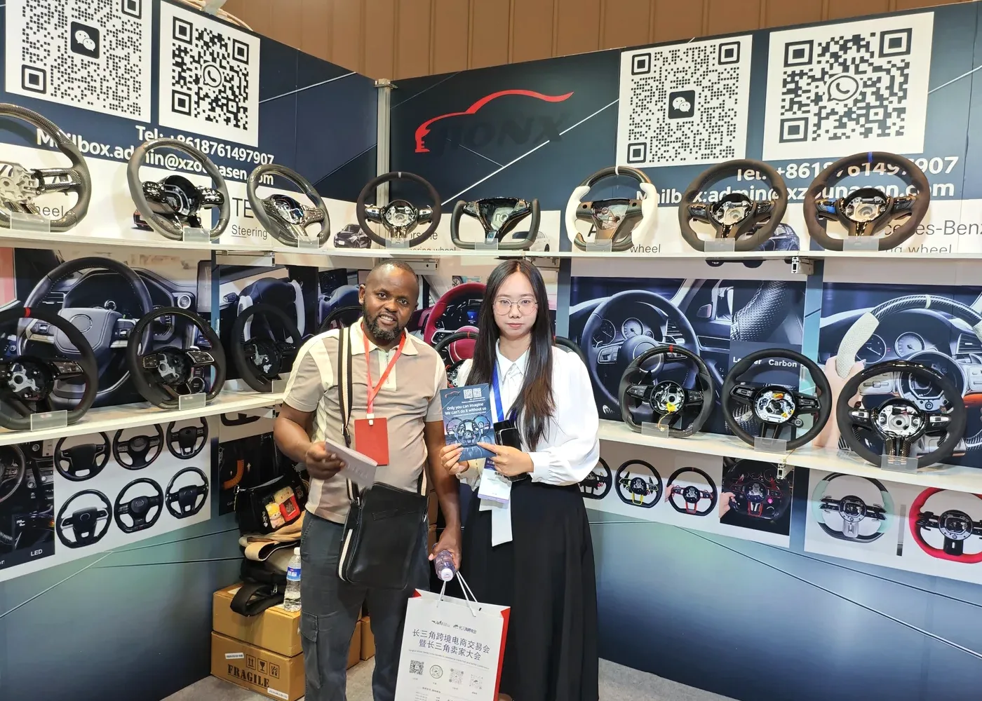 WELTHEIM team meeting an overseas customer at an international trade show